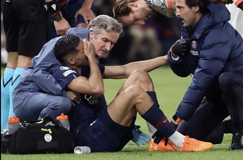 Hakimi rời sân trong nước mắt sau pha va chạm mạnh